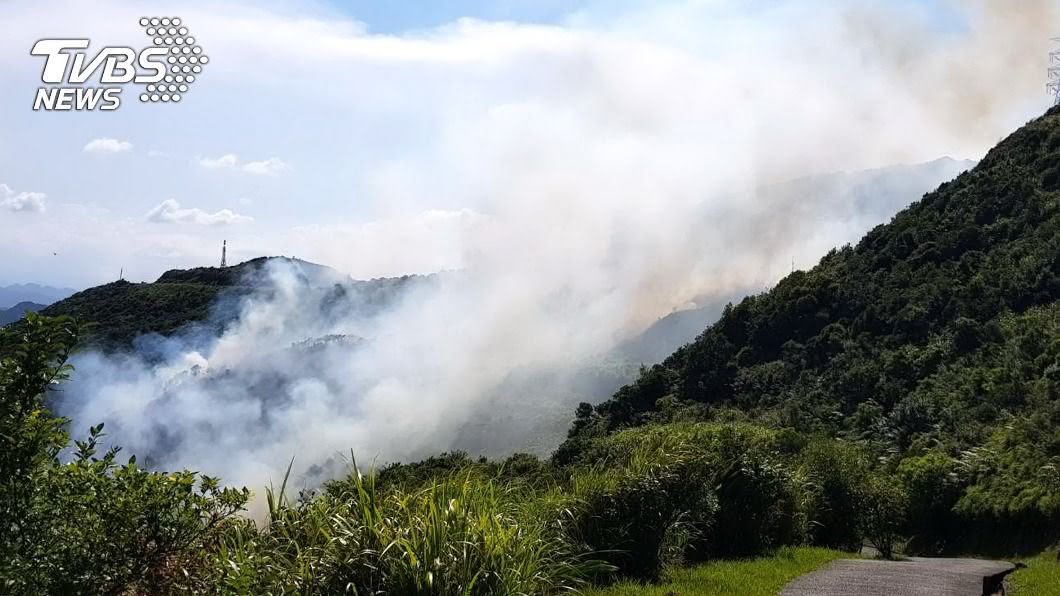 新北瑞芳大粗坑步道火燒山　現場濃煙瀰漫