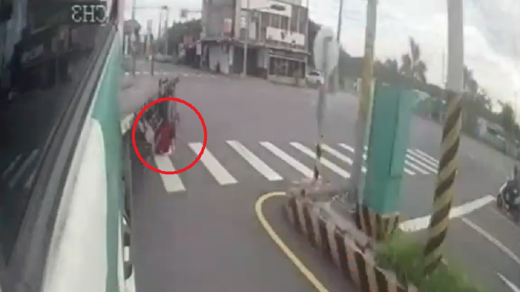 老翁遭曳引車擦撞跌在地。(圖/高雄市政府警察局交通警察大隊)