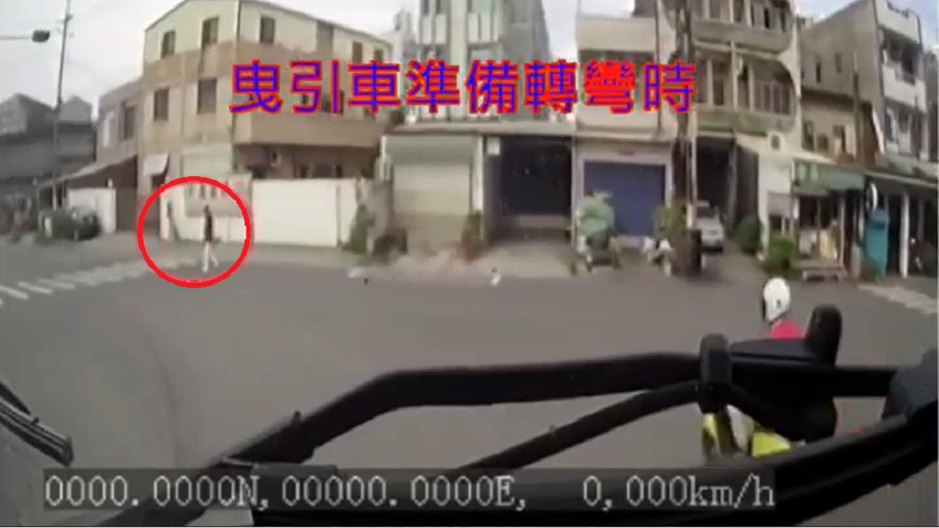 老翁準備過馬路。(圖/高雄市政府警察局交通警察大隊)