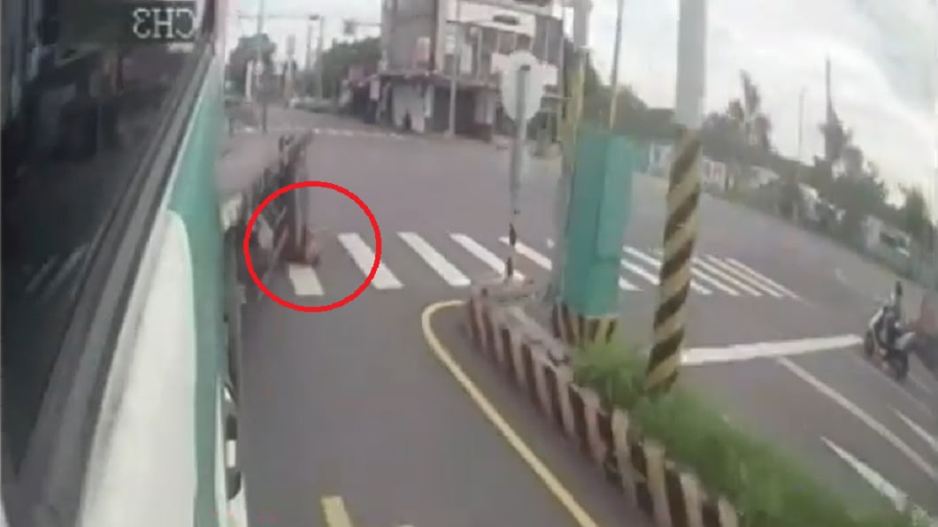 內輪差釀禍!老翁擦撞曳引車跌馬路 下秒遭捲車底成碎肉