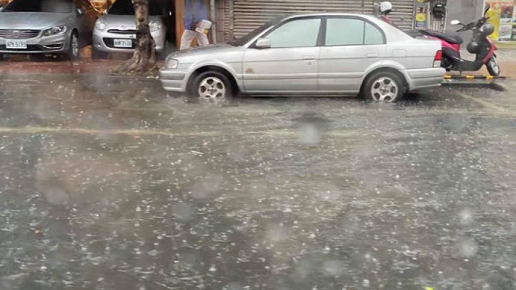 15縣市豪大雨特報! 桃竹「水淹腳踝」發災防告警訊息