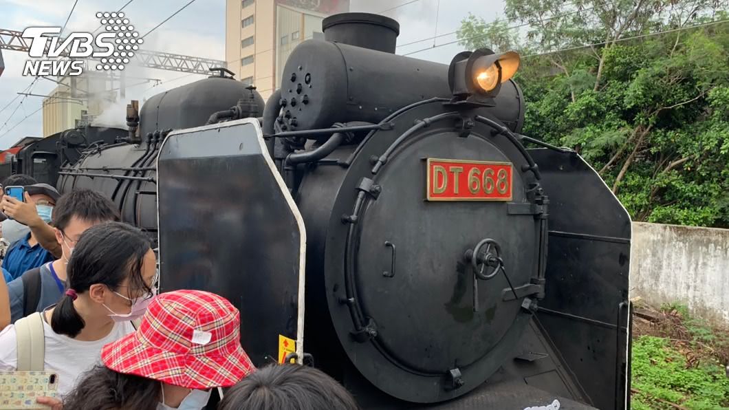 蒸汽火車之王DT668駛進桃園富岡 上千鐵道迷圍觀