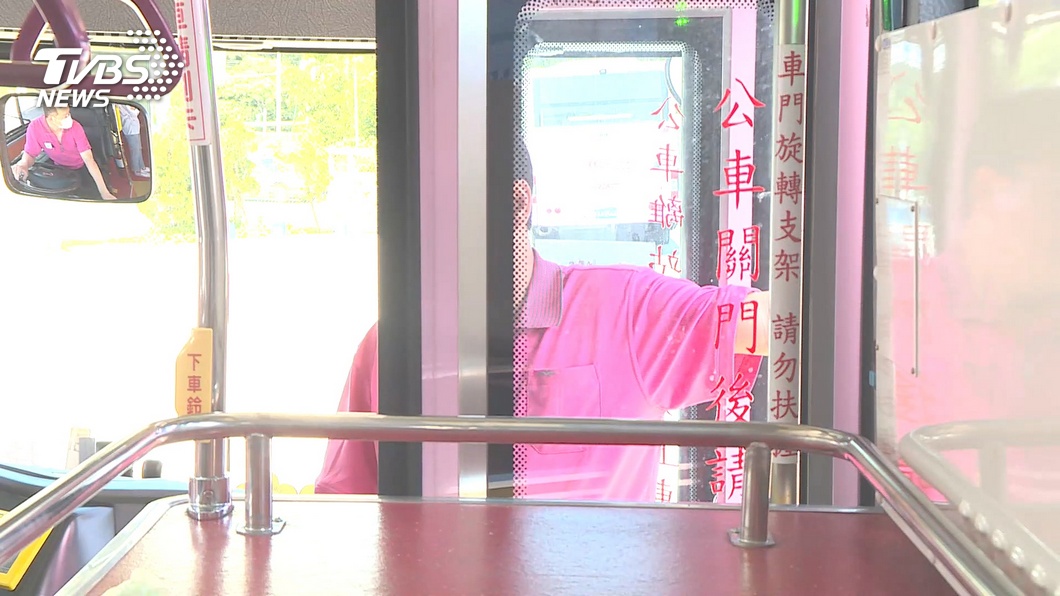 公車車門旋轉區域遭夾傷　女乘客求償逆轉敗訴
