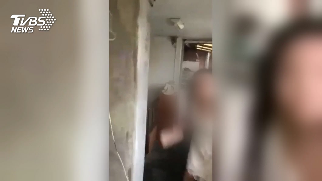 失控鄰突砸磚塊! 住戶為護兩幼子肉身擋