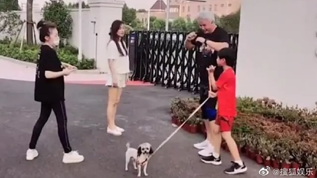 張庭夫婦近日被直擊在路邊拍影片。(圖/翻攝自搜狐娛樂微博)