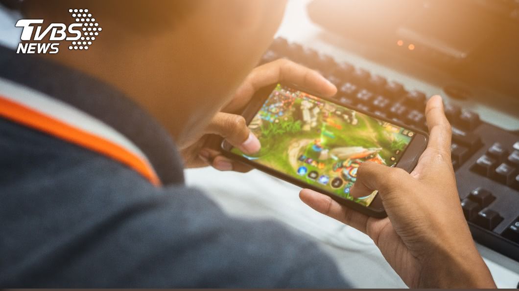 手機遊戲成癮恐對身心造成不良影響。（示意圖／shutterstock達志影像）