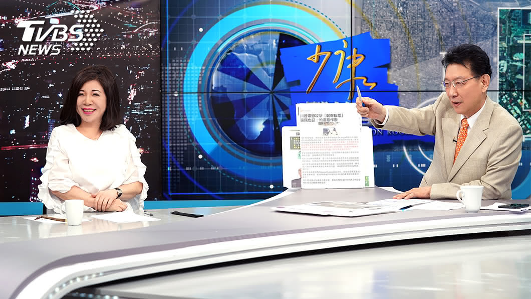 陳文茜第二次到《少康戰情室》與趙少康談國際時事,節目中兩人互動讓網友笑翻。(圖/TVBS)