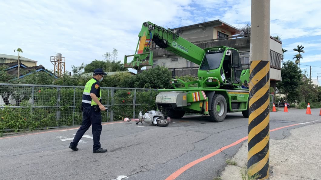 台中孕婦騎機車與吊車碰撞 2歲女兒捲車底慘死