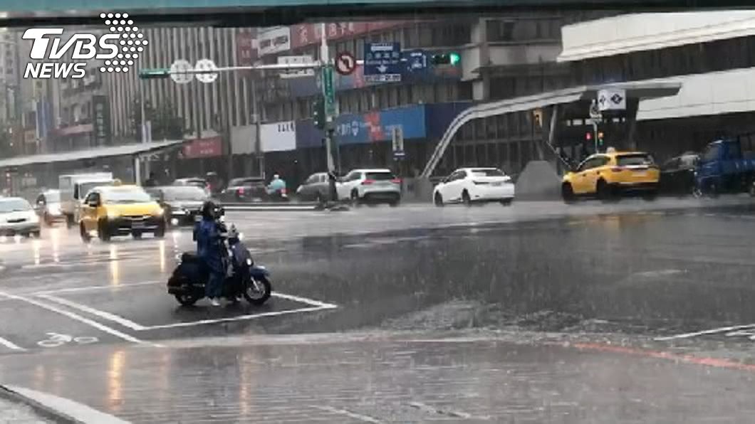 「巴威」恐增強為強颱逼近　氣象局：不排除海、陸警同發