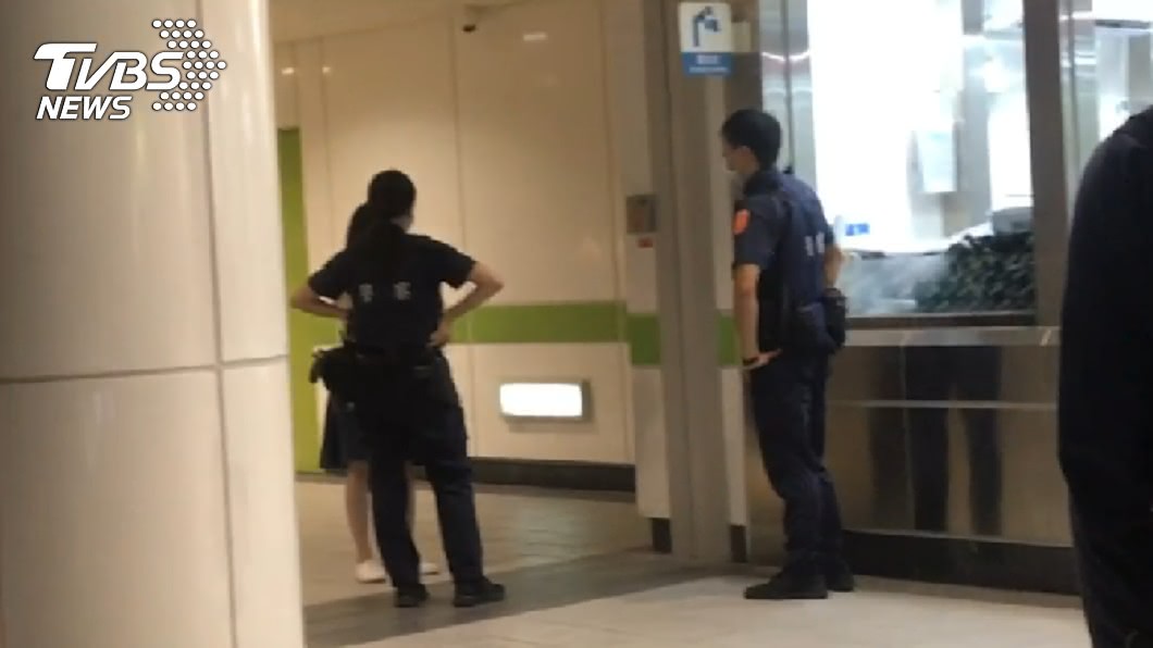 不滿警察不借充電線，女子嗆「找人來弄你」。（圖／TVBS）
