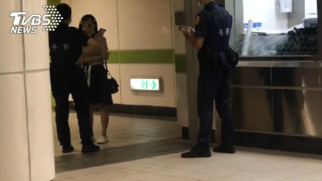 女子不滿警察不借她充電線。（圖／TVBS）