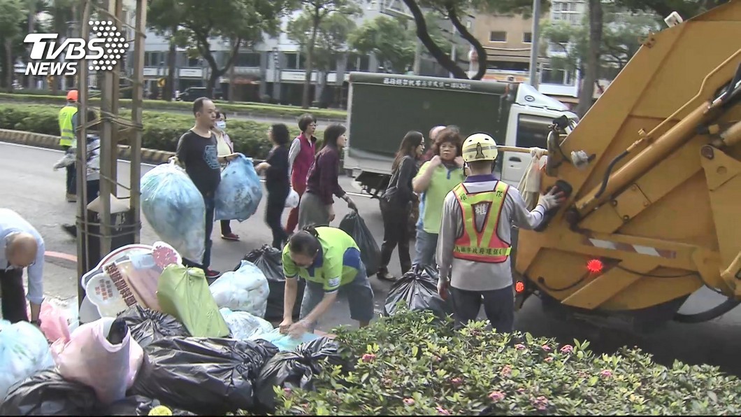過年垃圾堆積如山 明起北市清潔隊恢復正常收運