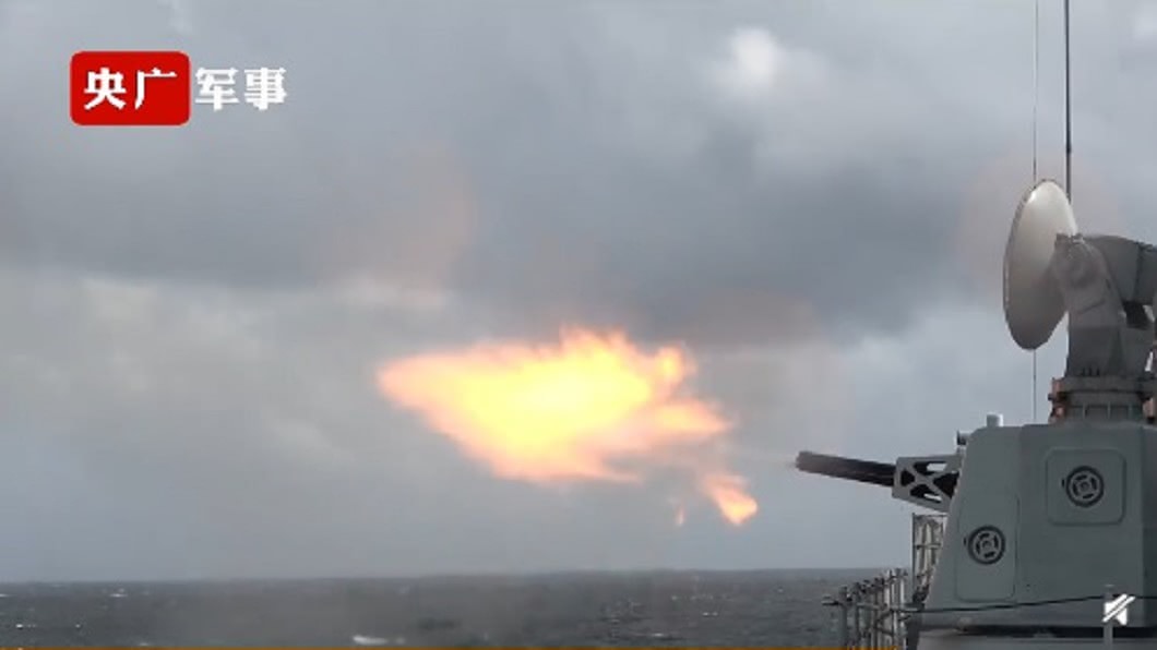 共軍驅逐艦編隊東海實戰訓練 射擊干擾彈