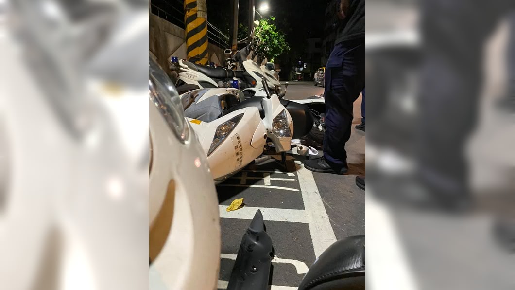 大腿癢抓兩下...女騎士撞倒整排警車「蟑螂害的！」