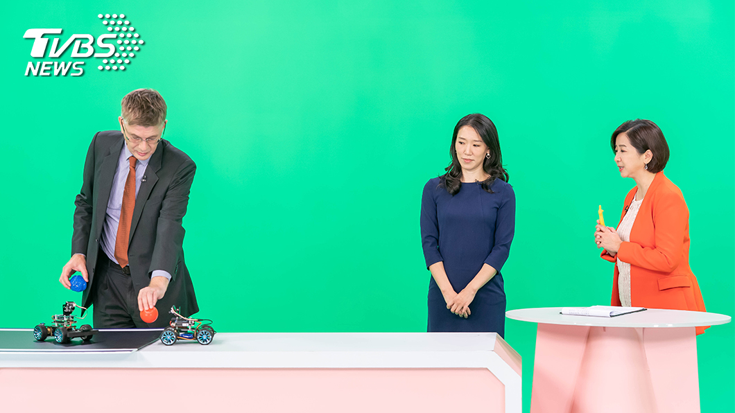 Richard示範由國中生製作的電動車,可判別顏色行止。(圖/TVBS)