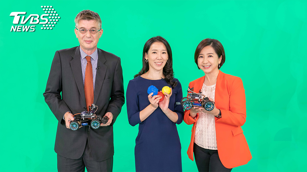 威盛電子全球行銷副總Richard Brown與嵌入式平台事業部總經理吳億盼,在TVBS《T觀點》與主持人莊開文分享自駕車的趨勢與創新技術。(圖/TVBS)