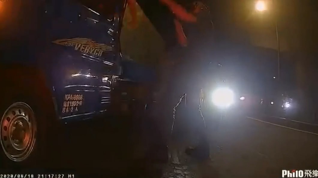 貨車逼車拍打安全帽! 司機與機車乘客爆拉扯