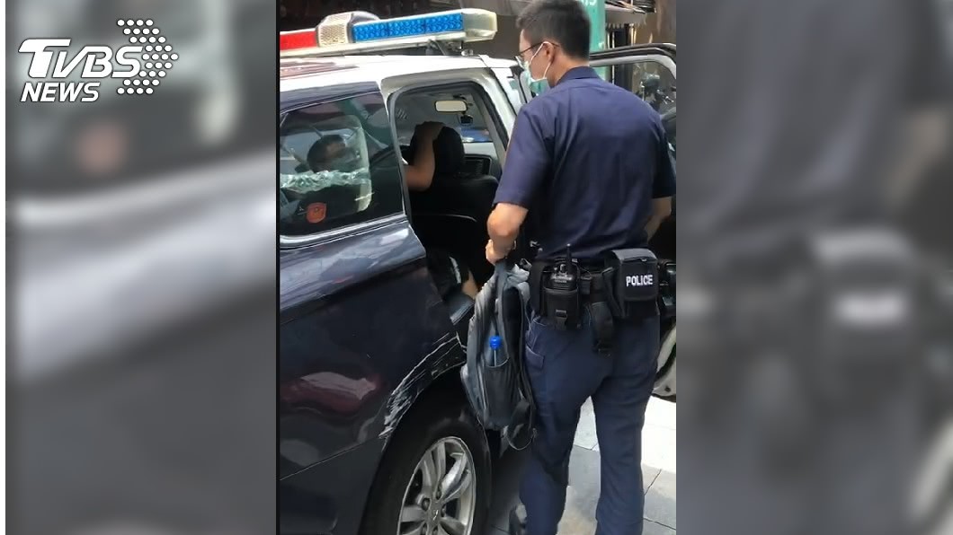 萬華分局西門町所員警將男子帶上警車。（圖／TVBS）