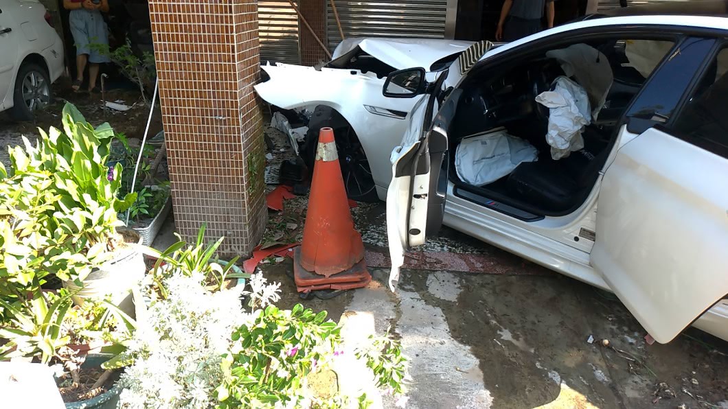 台中少年無照駕車自撞民宅 波及1機車2人受傷