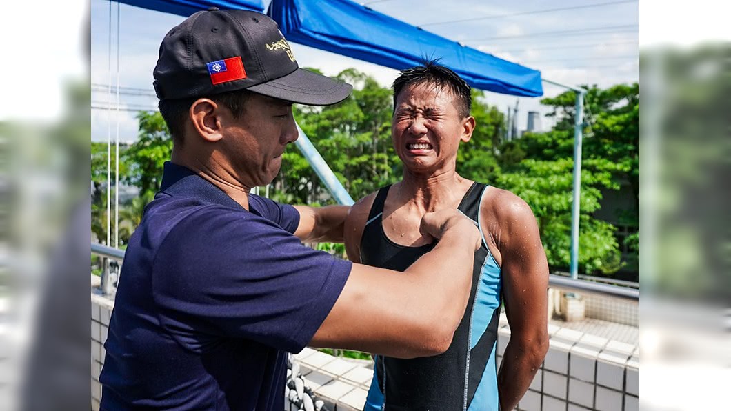 女兵通過海軍水械專長 兄親手將金龍徽章「釘」入胸膛