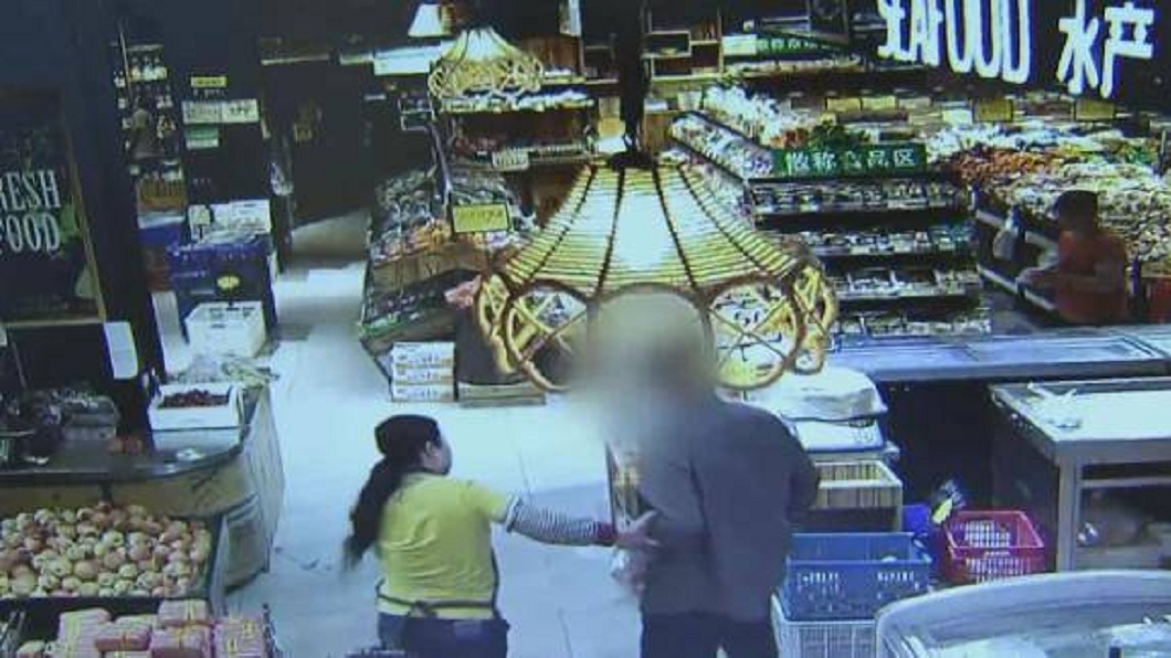 翁偷雞蛋被店員攔下倒地猝死 家屬向超市索賠160萬