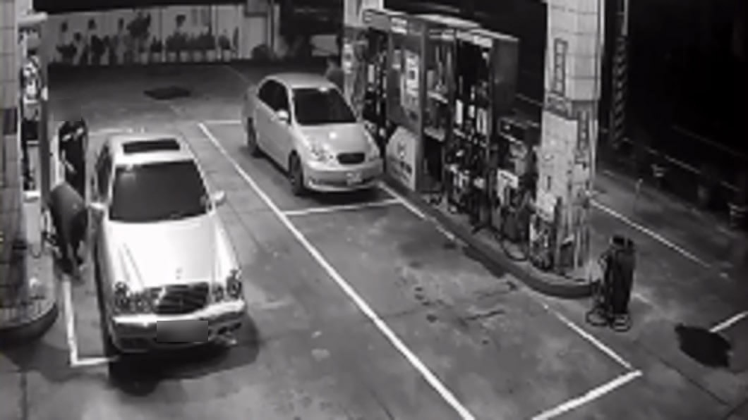 賓士車加油「錢扔地」…員工彎腰撿 網怒:狗眼看人低