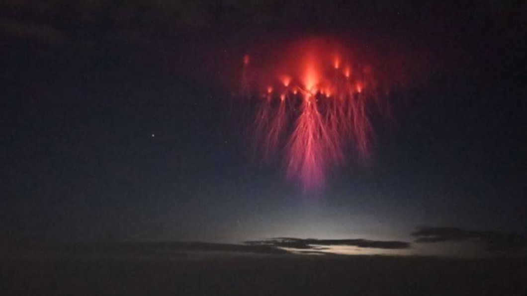 「紅色水母」現蹤! 美夜空驚見鬼魅巨型天文奇觀