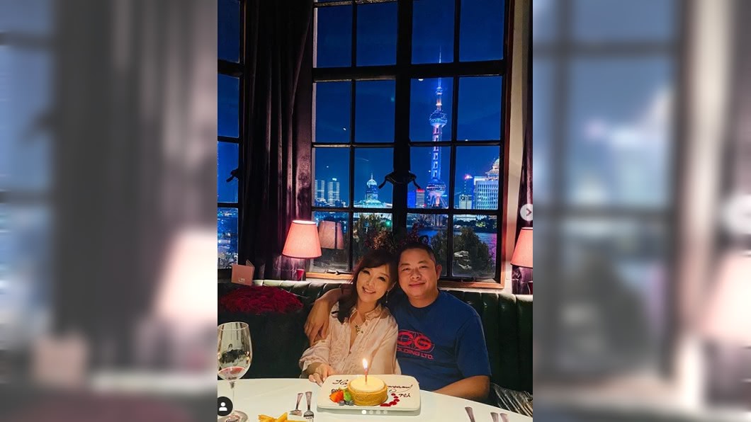 小蜜桃和老公李慎言罕見放閃慶祝結婚9週年紀念日。(圖/翻攝自小蜜桃IG)