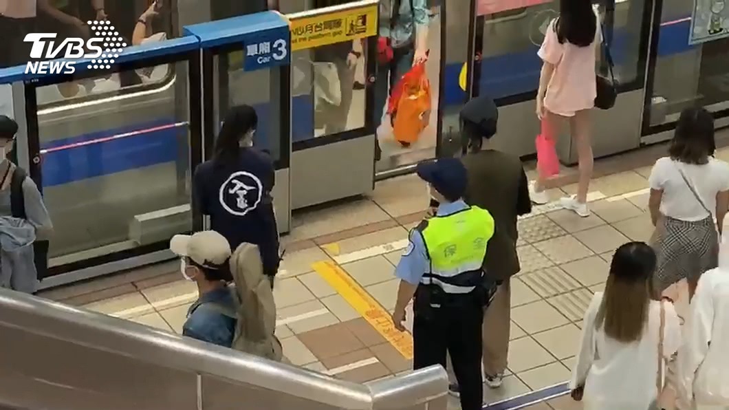 男搭北捷拒戴口罩 「囂張扯警」反遭壓制送辦
