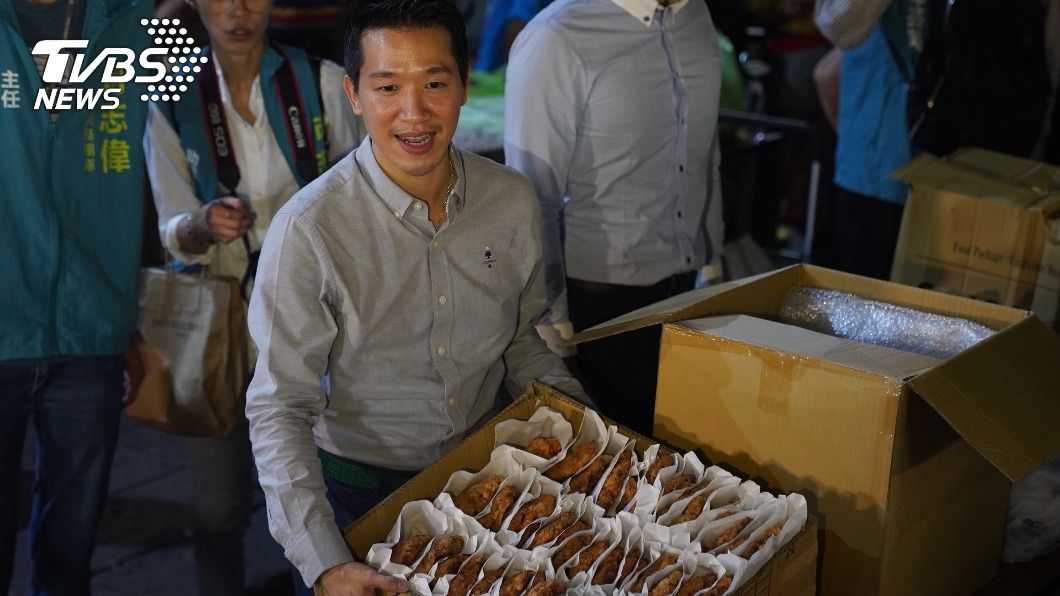 何志偉兌現祭品文 1200份雞排半小時索取一空