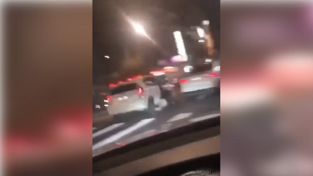 女子抓住車門後一度遭拖行。（圖／翻攝自「爆料公社」）