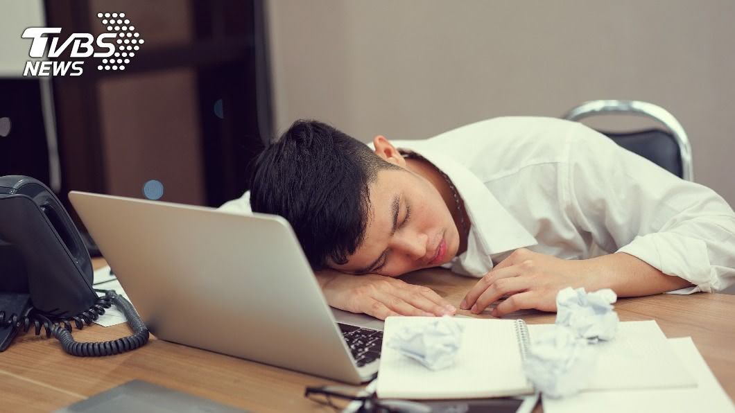 上班族餐後趴睡「右耳全聾」!醫揪2壞習慣:後果不可逆