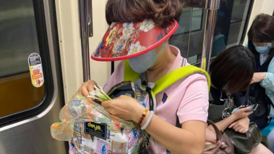 主婦捷運內「低頭狂挑韭菜」　網跪了：時間管理大師！