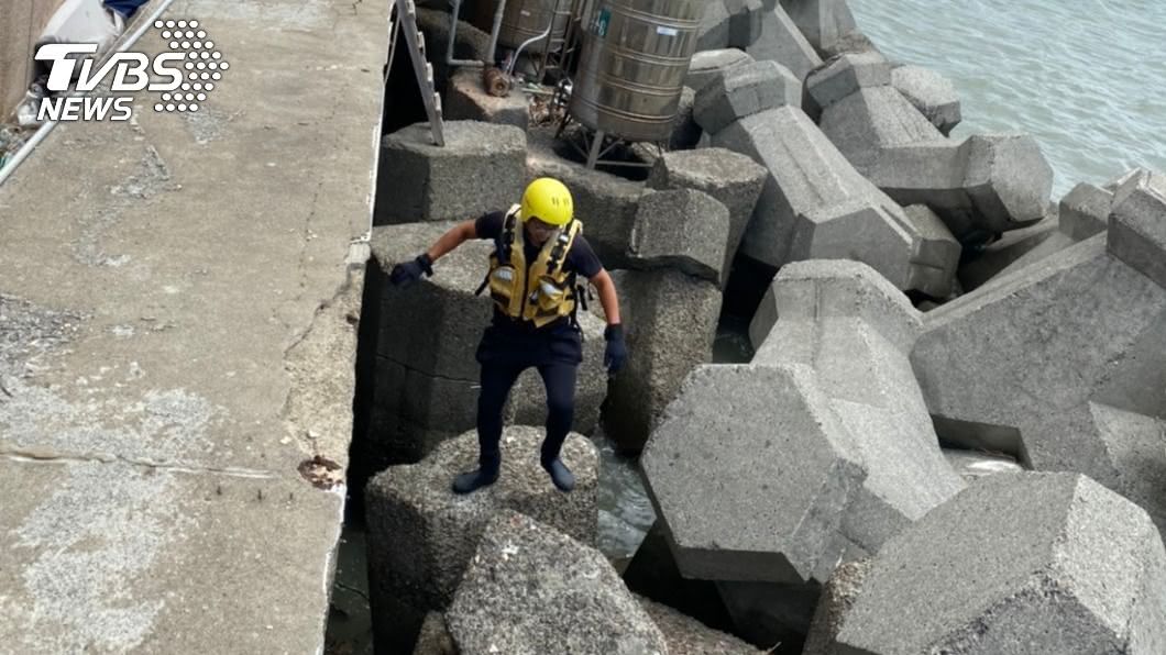 漁人碼頭驚見「女浮屍卡消波塊」!釣客嚇傻報案