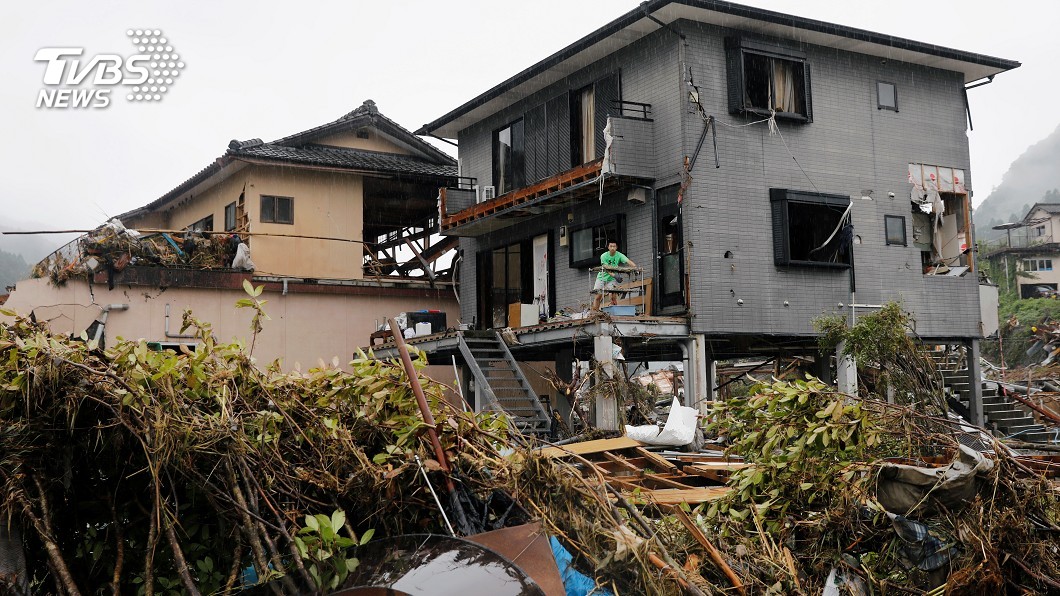 日狂風暴雨加冰雹 溫室棚架被吹跑撞擊新幹線