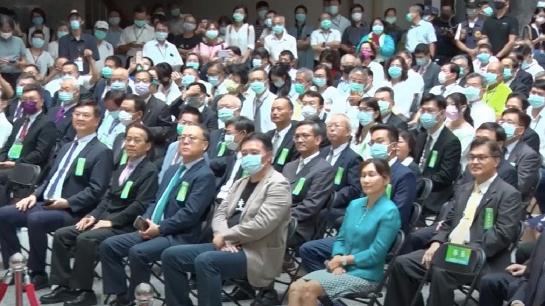 台下多位局處首長未戴口罩。(圖/翻攝自黃紹庭臉書)