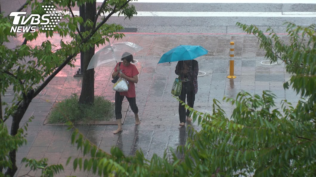 巴威「挑戰強颱」持續影響台灣 雨彈連炸6天越晚雨越大