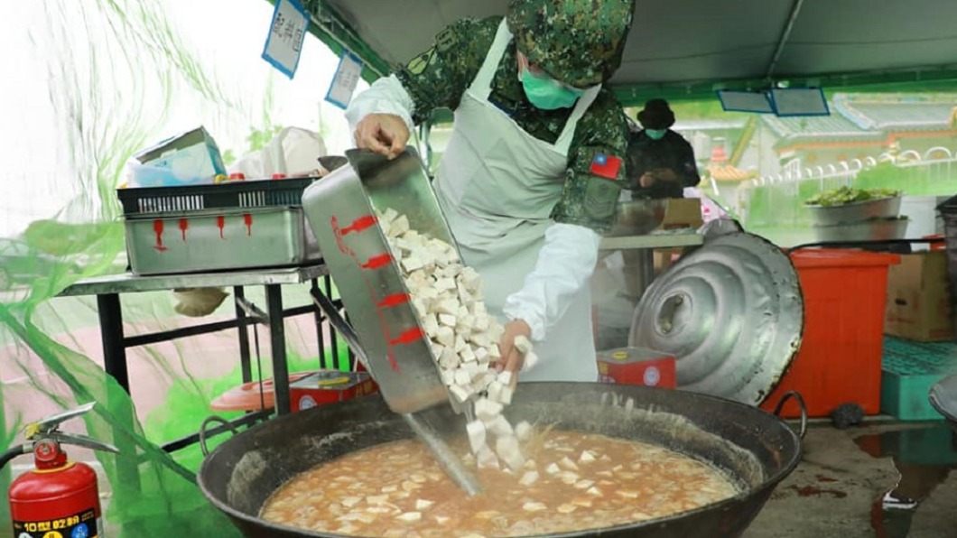 當兵奇葩伙食?「玉米濃湯煮滷雞腿」長官也傻眼