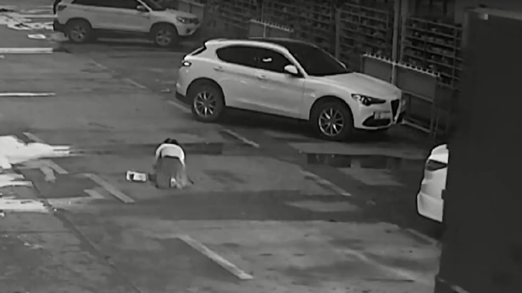 女邊走邊滑手機…突蹲路中央綁鞋帶 下秒慘遭貨車爆頭亡