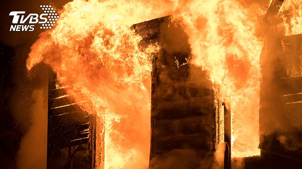 疑心情不好燒自家…屋主急通知鄰居:我放火了趕快走
