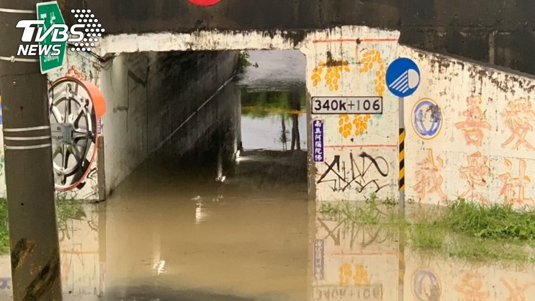 高市豪大雨不斷!岡山、路竹落雷停電 9處水位警戒