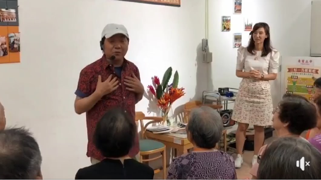 葉啟田7月中受邀到社區和長輩唱歌同歡。(圖/翻攝自葉啟田臉書)