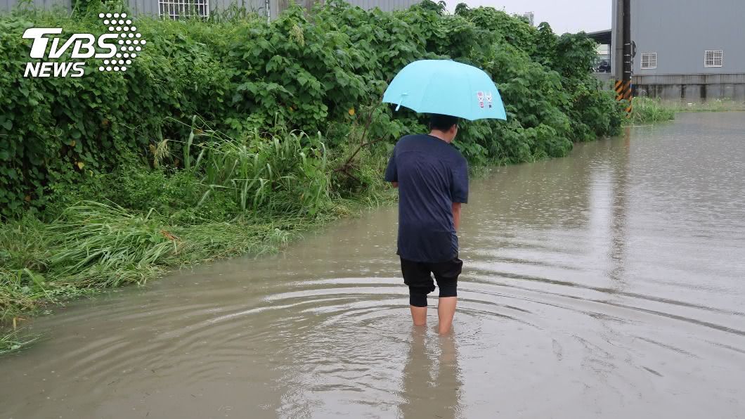 高雄豪雨五甲尾排水溝近滿水位 河岸道路淹到小腿