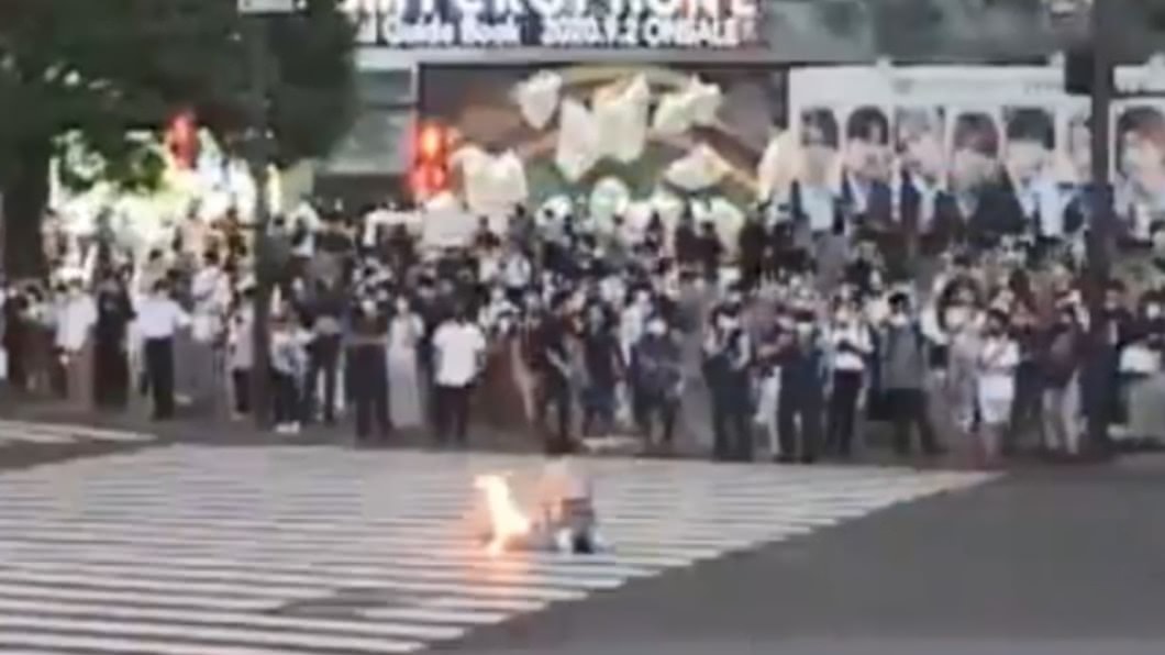 動機不明! 日男跪坐澀谷大十字路口點火