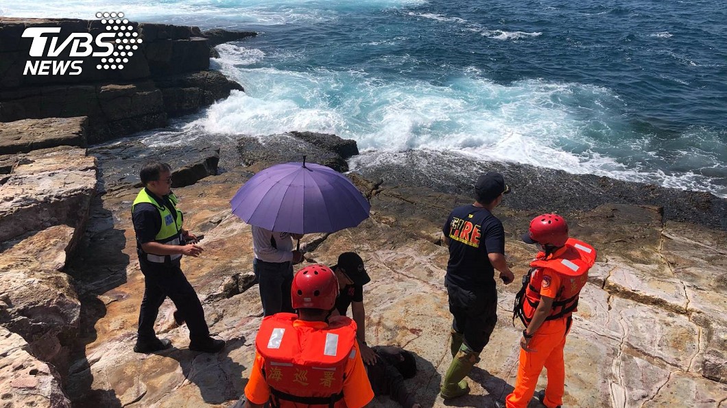 貢寮龍洞失足落海! 釣客無生命跡象搶救中