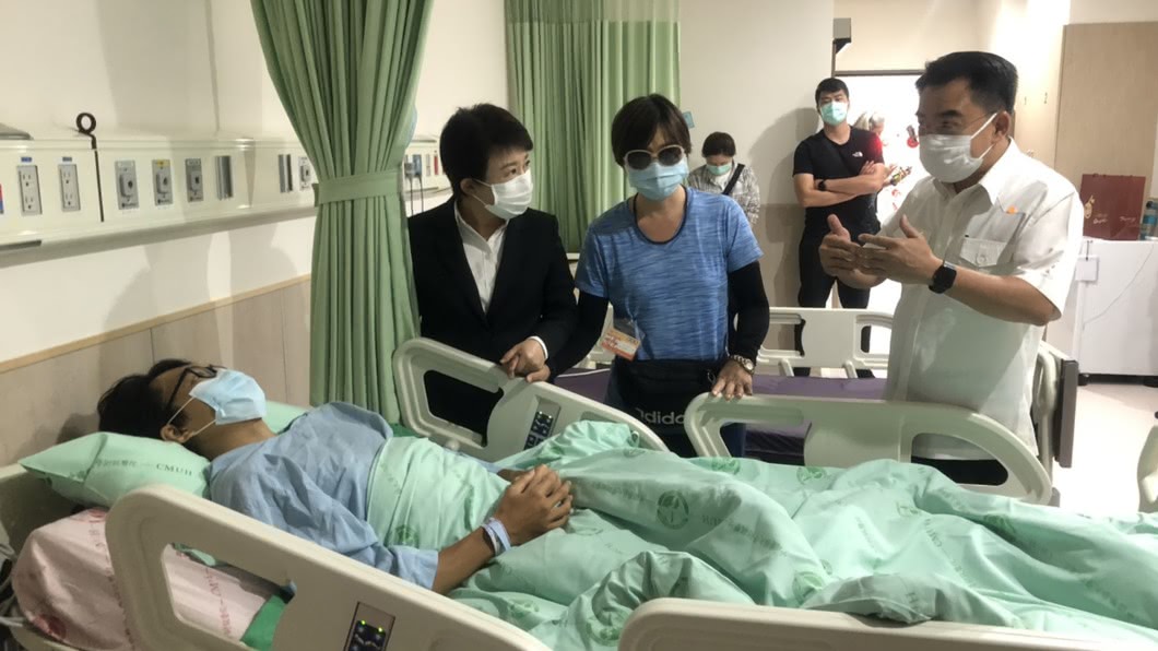 台中2警執法遭砍傷 盧秀燕探視允全力善後