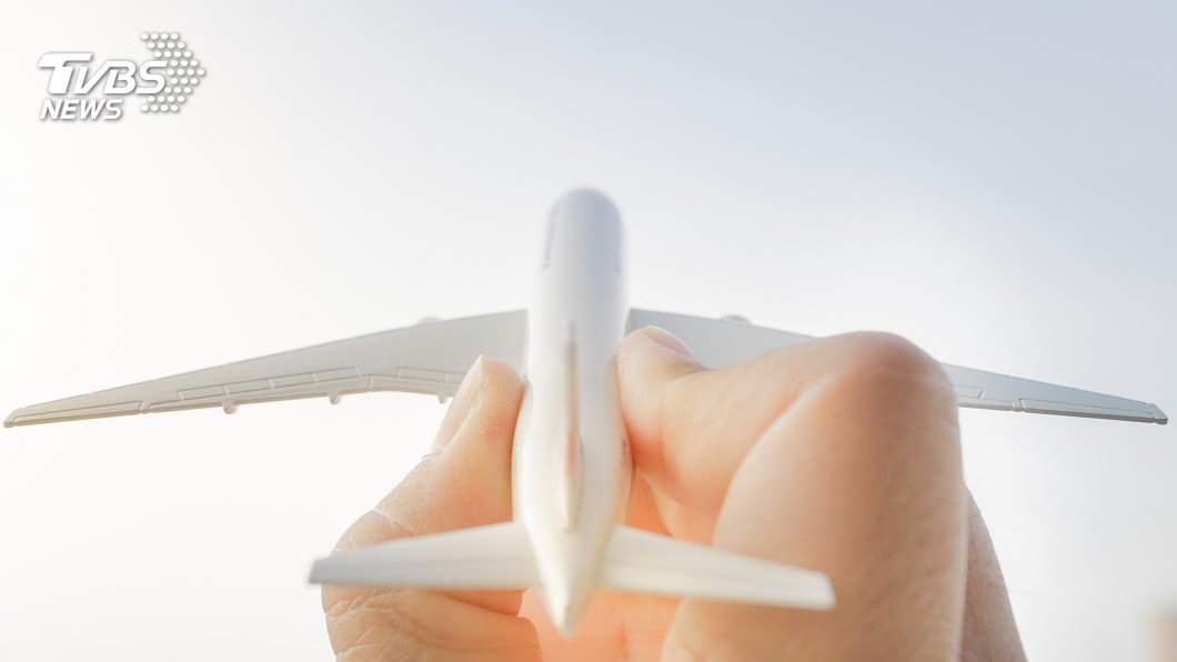 高職生惡搞玩過頭 拿模型飛機朝同學「童子拜觀音」