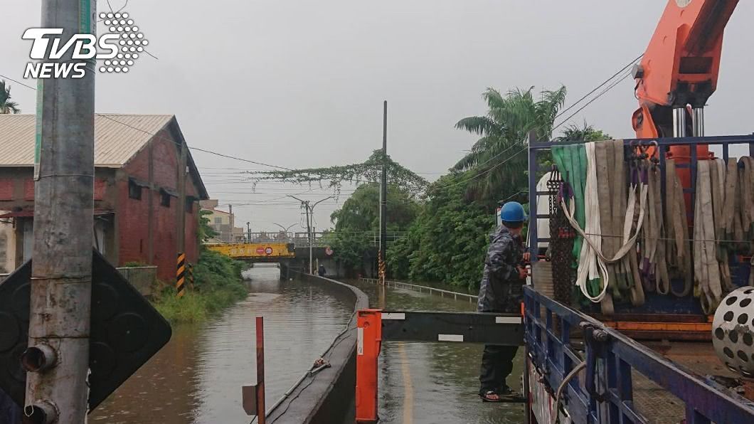 台南仁德涵洞多處積水未退 黃偉哲要求加速抽排