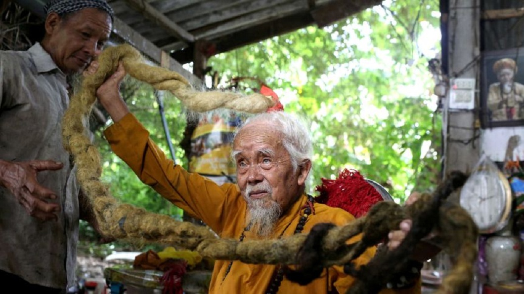 92歲翁篤信神秘力量　80年不洗不剪蓄5公尺長髮