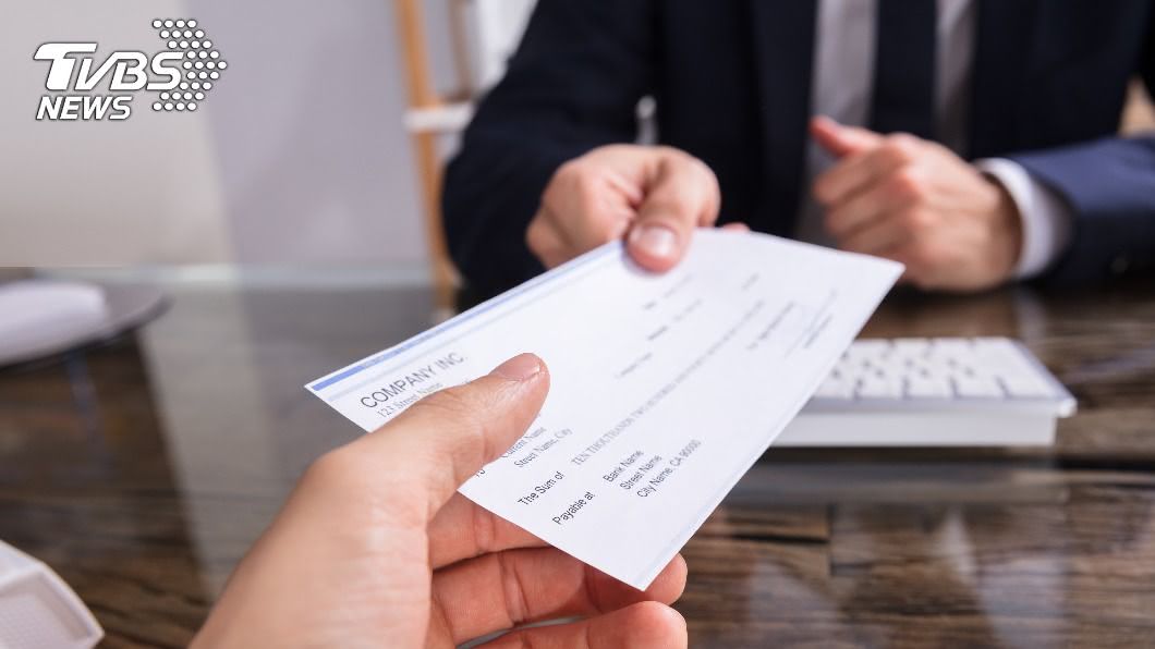 曾志明與吳聲煌不到半小時就順利把支票與存摺歸還失主。(示意圖/Shutter達志影像)